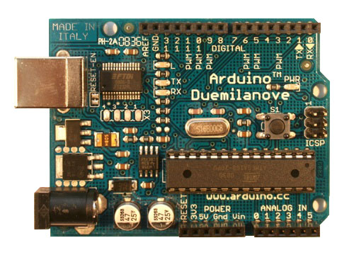 Arduino Duemilanove com o chip ATMega168. Note os pinos de PWM e RX/TX identificados na placa.