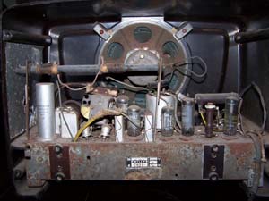 Componentes no interior de um rádio valvulado aberto